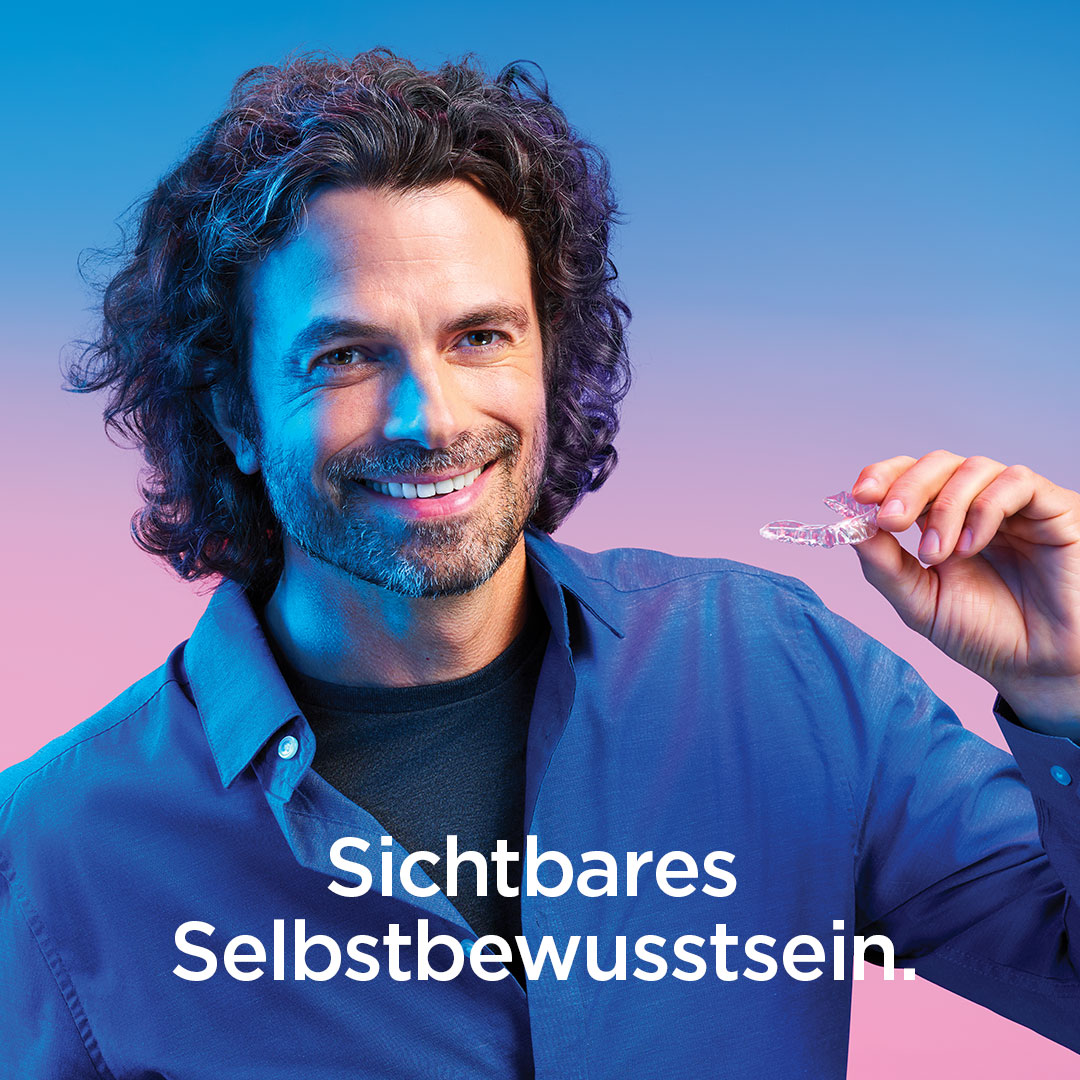 Mann mit Clear Aligner und der Aufschrift "Sichtbares Selbstbewusstsein"